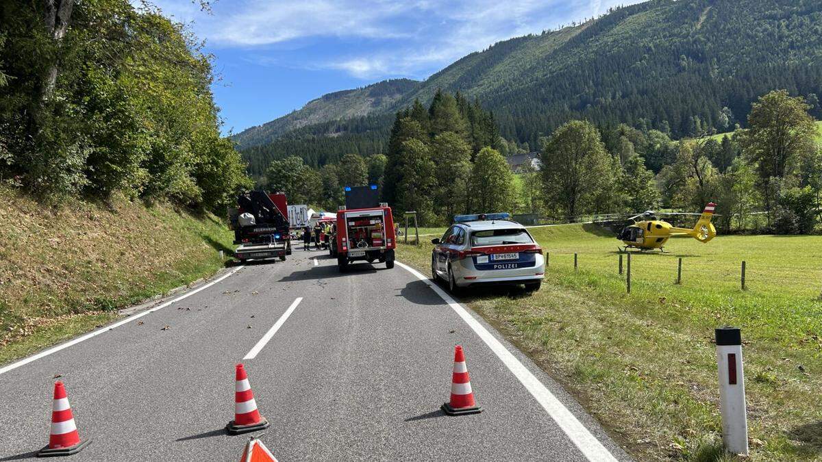 Großeinsatz der Rettungskräfte auf der Gutensteiner Straße bei Mariazell