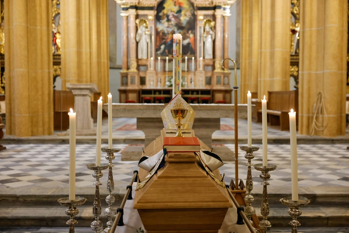 ...die Mitra, die Bischofsmütze, der Kelch, die Stola und das Evangeliar. Direkt neben dem Sarg standen Bischof Aicherns Hirtenstab sowie die Osterkerze.