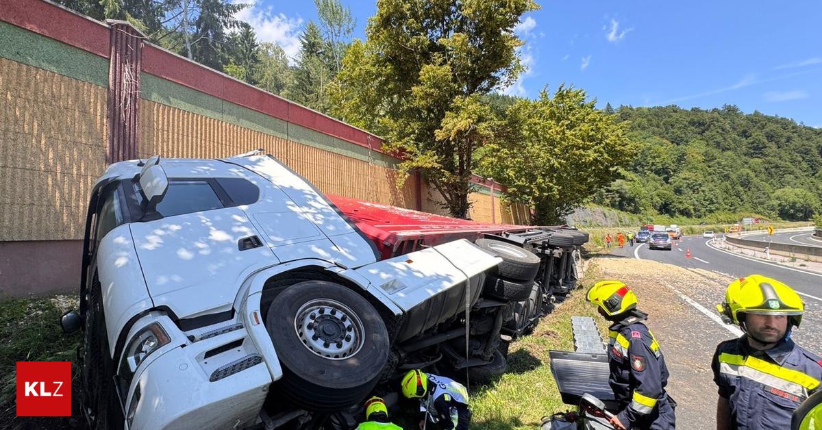 Truck carrying wood chips crashed into trees on the S 35
