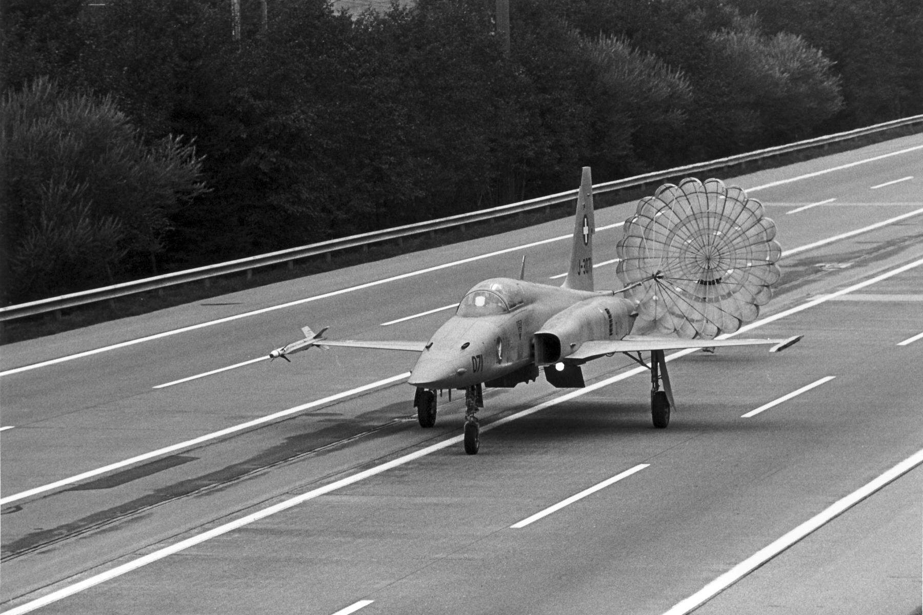 Schweizer testen | Kampfjet-Starts auf der Autobahn: Alte Pläne werden reaktiviert 