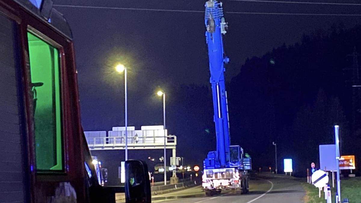 Erst nach Abschaltung der Stromleitung konnte der Fahrer den Kranwagen verlassen