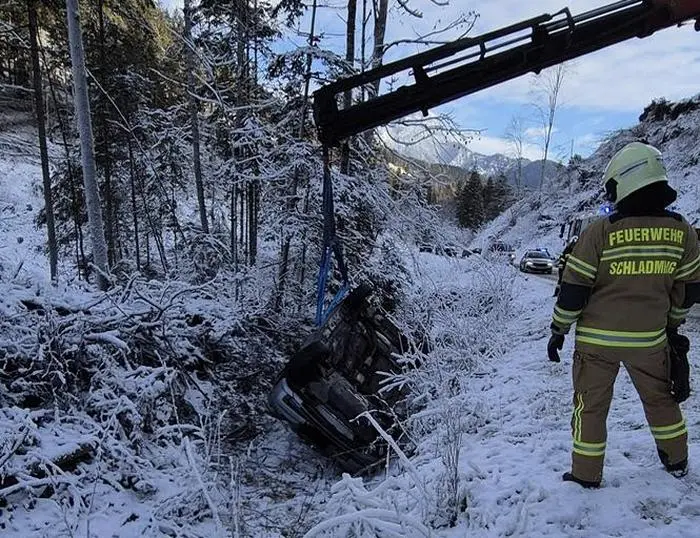 Bergung des Unfallfahrzeuges mit dem Kran