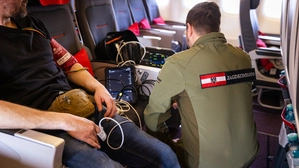 Soldaten des Jagdkommandos unterstützen die Ausreise der Österreicher