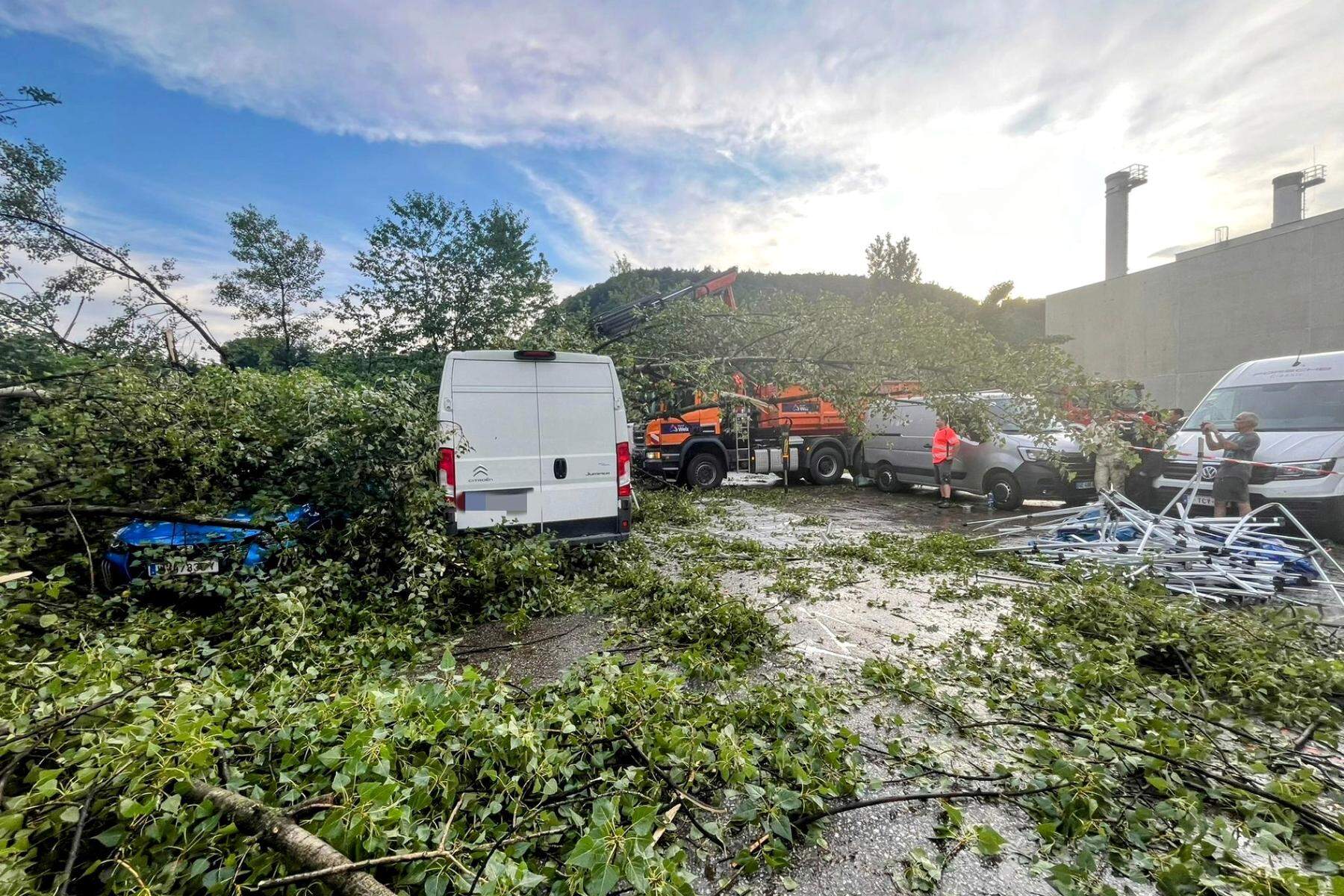 Erhebliche Schäden: Orkanartige Sturmböen hinterließen eine Spur der Verwüstung in Weiz