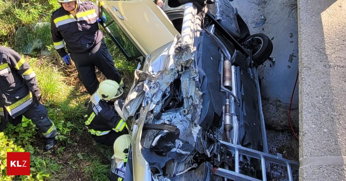 Person-in-Unfallauto-eingeklemmt-Schwierige-Bergung