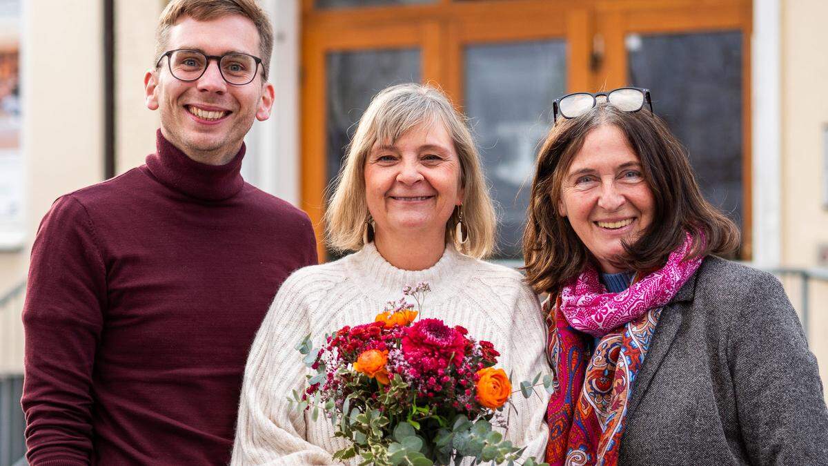 Robert Krotzer (neuer Landesvorsitzender der KPÖ Steiermark) und Elke Kahr (Grazer KPÖ) gratulieren Claudia Klimt-Weithaler