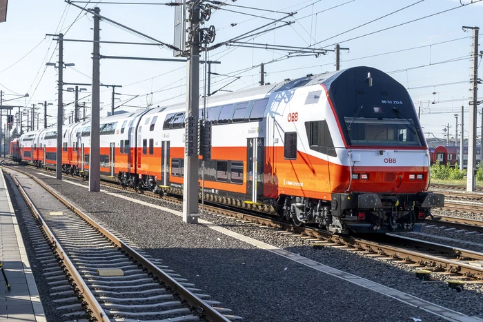Der „Dosto“ (Doppelstockzug) von außen