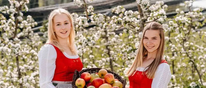 Apfelkönigin Hannah I. (rechts) und Prinzessin Katharina werden am Sonntag beim Apfelblütenfest gekrönt