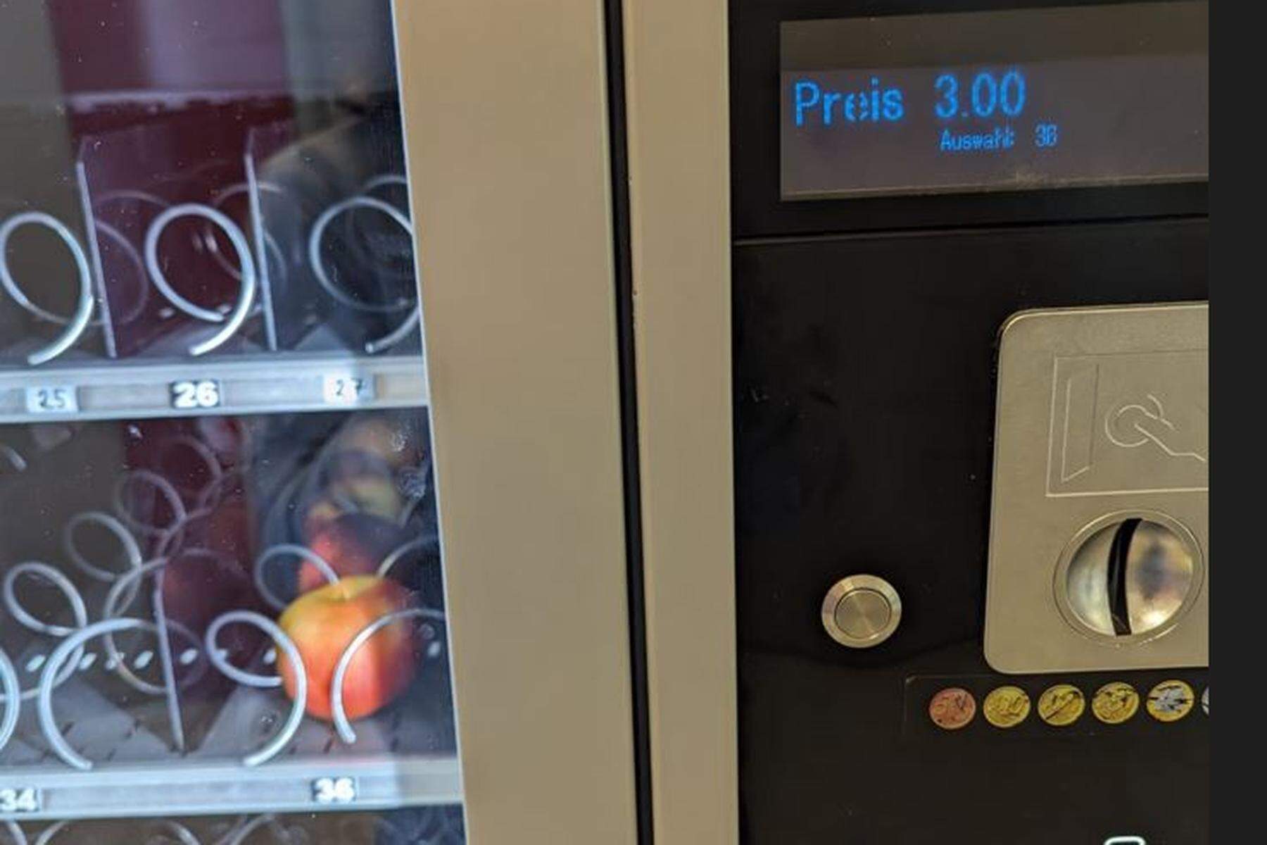 „War wohl ein lustiger Mensch“: Ein Apfel um drei Euro im Schulautomaten entpuppt sich als Scherz