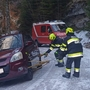 Die Feuerwehr musste das hängengebliebene Auto bergen