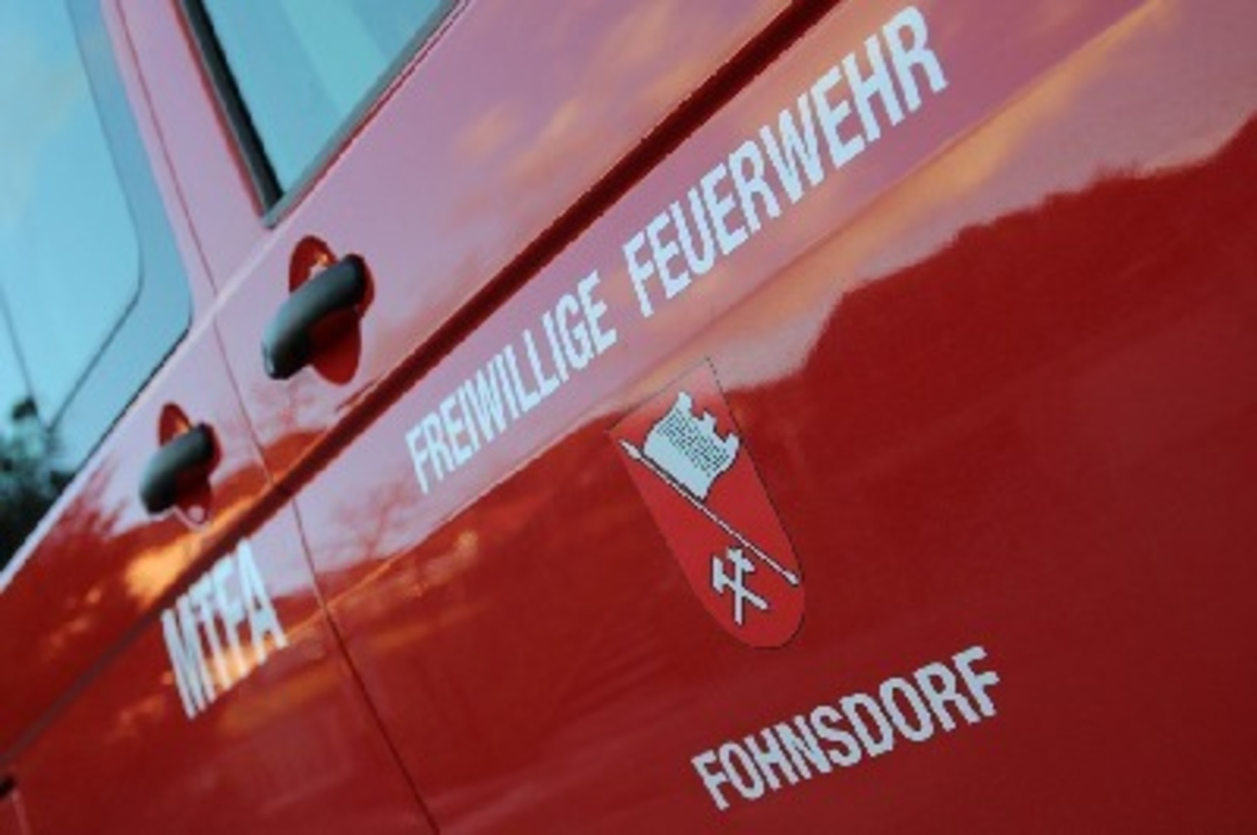Fohnsdorf: Funkenflug durch Winkelschleifer: Feuerwehreinsatz bei Heckenbrand