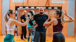 Im Turnsaal der Grazer Schulschwestern wird Selbstverteidigung mit Krav Maga trainiert