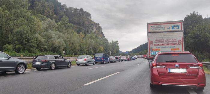 Langer Stau auf der A9 nach Graz - die  Rettungsgasse wurde aber eingehalten