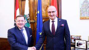 Landesrat Werner Amon und der kroatischen Außenminister Gordan Grlić Radman begrüßen die Initiative
