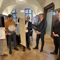 Die Delegation des Protestzugs übergab ihre Petitionen zum Erhalt der rückgebauten Spitalsangebote