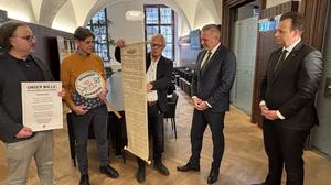 Die Delegation des Protestzugs übergab ihre Petitionen zum Erhalt der rückgebauten Spitalsangebote