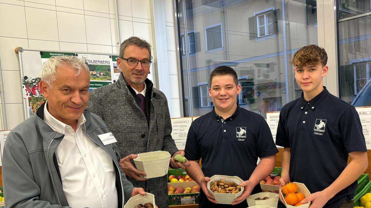 Obstbau-Fachvorstand Gottfried Lafer, Silberberg-Direktor Reinhold Holler und die Schüler Xaver Kasinger und Fabian Puchmüller präsentieren neue Anbau-Möglichkeiten