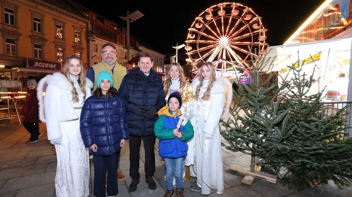 Das Christkind (Lisa Chorgruber), zwei Engerl (Katharina Sommer und Celine Mischlinger), der Universitätschor der Montanuniversität, das Bläserensemble der Musikschule Leoben und weihnachtlicher Austropop mit Manuel Mascha samt Einschalten der Weihnachtsbeleuchtung sorgten Freitagabend für eine feierliche Eröffnung des diesjährigen Leobener Christkindlmarktes.  