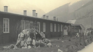 Im Lager 63, gegenüber des heutigen Sportplatzes nahe dem Seniorenheim, waren Zwangsarbeiter und Kriegsgefangene bis Kriegsende untergebracht. Danach Flüchtlinge aus dem Osten