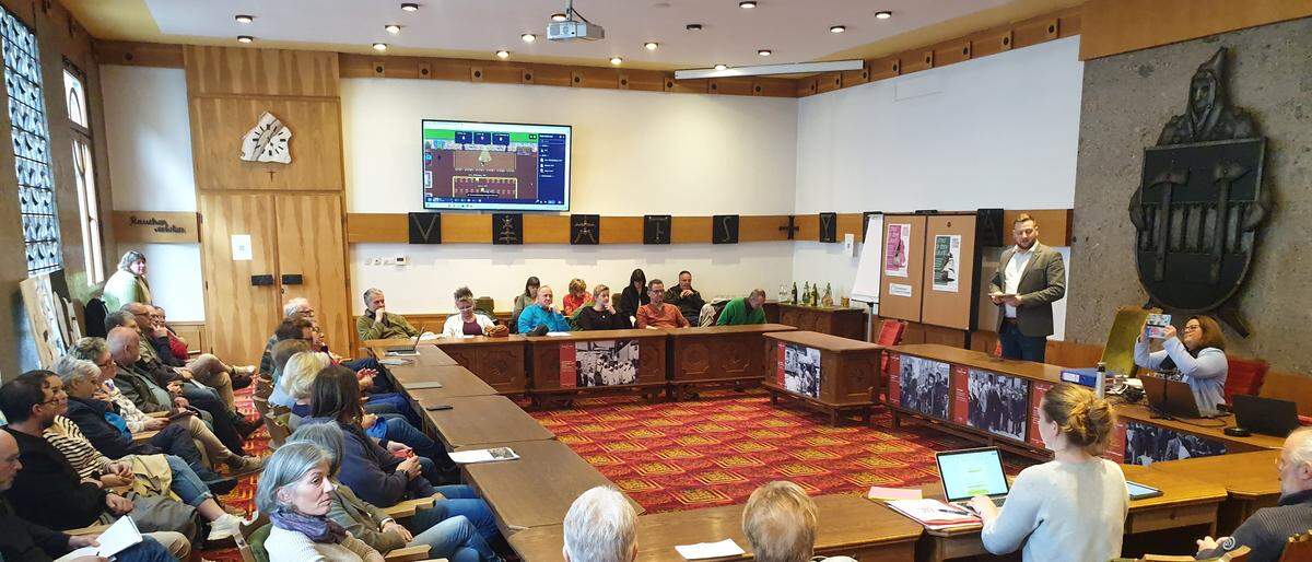 Immobilieneigentümer im Ortskern von Eisenerz wurden im Sitzungssaal der Stadtgemeinde über „re-design digital eisenerz“ informiert