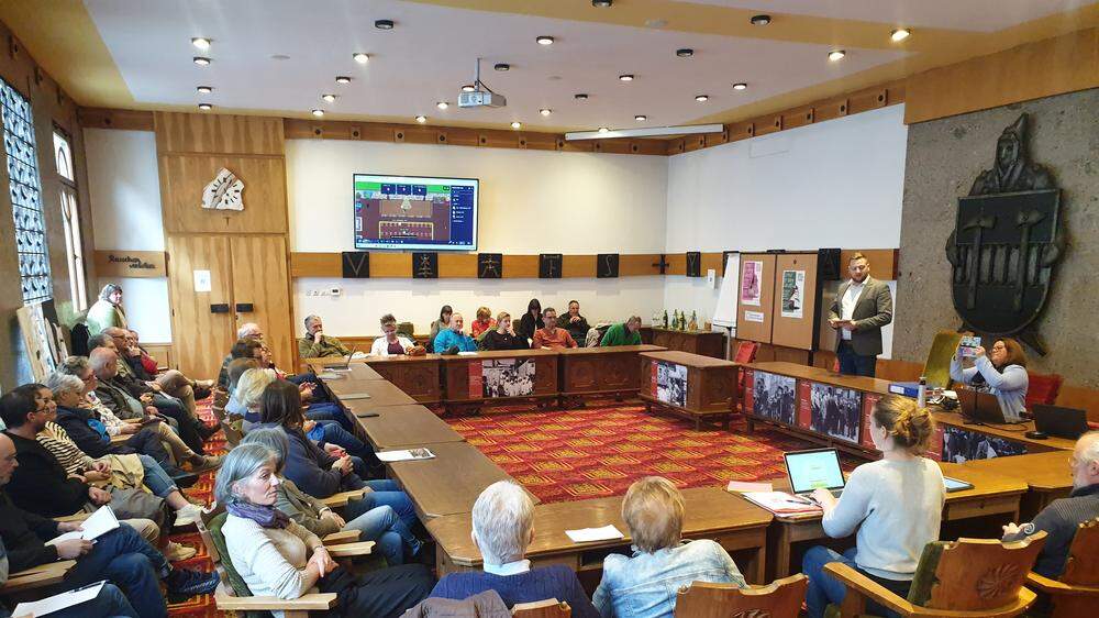 Immobilieneigentümer im Ortskern von Eisenerz wurden im Sitzungssaal der Stadtgemeinde über „re-design digital eisenerz“ informiert
