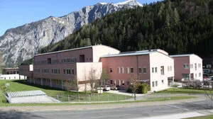 Das prägnante rosarote Gebäude ist seit Anfang der 1990er-Jahre Heimat der BORG und der HAK Eisenerz