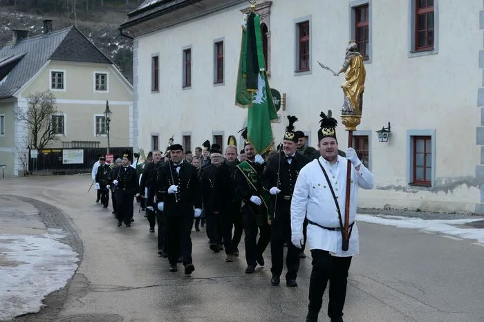 Begleitet von der Musikkapelle Radmer marschierte der Festzug zur Wallfahrskirche.