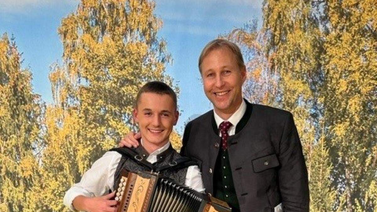 Marcel Halsmayr mit seinem Lehrer Christian Hartl, Direktor der Musikschule Eisenerz