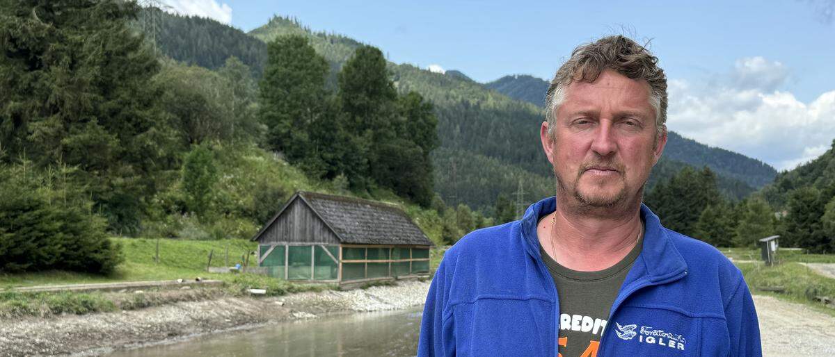 Hannes Igler vor einem Teich, der sich langsam mit Quellwasser füllt, um bald neue Fische aufnehmen zu können