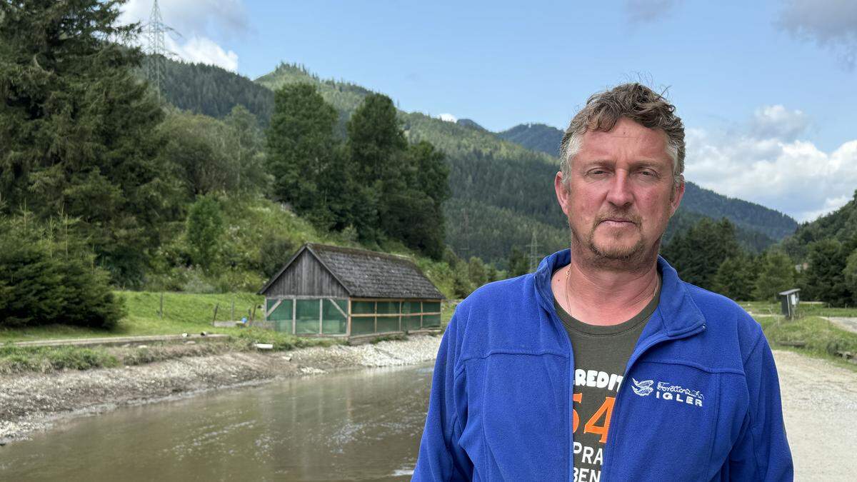 Hannes Igler vor einem Teich, der sich langsam mit Quellwasser füllt, um bald neue Fische aufnehmen zu können