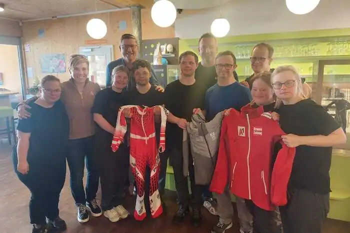 Ex-Skirennläuferin Nici Schmidhofer (2.v.l.) besuchte die Benivas in ihrem Café in Leoben-Hinterberg, um ihre Unterstützung für die 
Charity-Spenden-Gala, die das Down-Syndrom-Zentrum in Leoben Hinterberg heuer anlässlich des Welt-Down-Syndrom-Tages am 21. März veranstaltet, zu zeigen