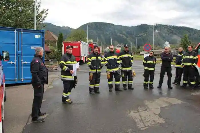 Bereichsfeuerwehrkommandant-Stellvertreter Alexander Siegmund und Schadstoff-Regionalkommandant Daniel Wagner konnten insgesamt 30 Frauen und Männer von fünf Feuerwehren sowie ein Team von den Österreichischen Bundesbahnen begrüßen.