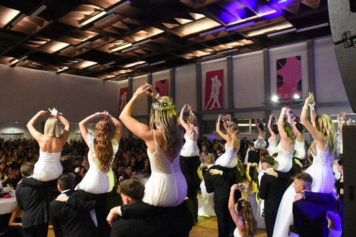 Die Choreografie, erarbeitet und einstudiert von der Tanzschule Glauninger, verlangte von den Maturantinnen und Maturanten höchste Konzentration und körperliche Anspannung, und so wurden die Schritte und Hebefiguren auch ausgeführt: Perfekt, fast wie in der originalen Filmvorlage mit Jennifer Grey und Patrick Swayze.