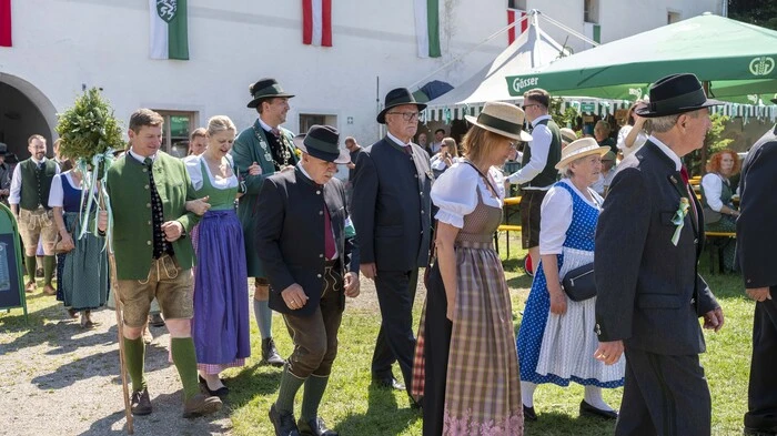 Bei strahlendem Sonnenschein und hohen Temperaturen luden die Oberlandler z‘Loibn am Sonntag zu ihrem traditionellen Kirchtag auf die Massenburg.
