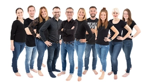 Margit und Markus Pump (M.) sind seit 25 Jahren mit ihrem Team im Dentalhandel erfolgreich