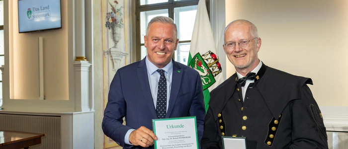 Roland Pomberger wurde von Landeshauptmann Mario Kunasek das Ehrenzeichen des Landes Steiermark für Wissenschaft, Forschung und Kunst überreicht