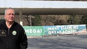 Uwe Bergermann ließ das Transparent auf dem Areal der alten Tankstelle in Eisenerz anbringen