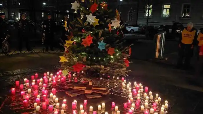 Am Platz der Menschenrechte in Leoben wurde ein Lichtermeer entzündet