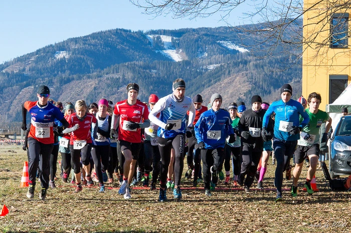 Die Streckenführung, wobei eine Runde einem Kilometer entsprach, und der gefrorene, unebene Boden sowie die Bergauf- und Bergabpassagen verlangten den Läuferinnen und Läufern einiges ab.
