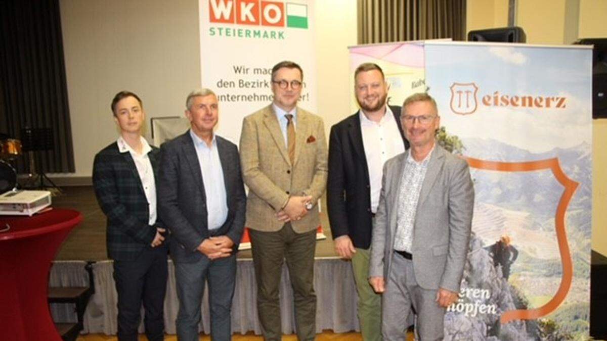 Christoph Götzenbrugger-Hambammer (BK-DAT), Markus Gerold (Kabel-TV Eisenerz), Klaus Steinmaurer (Geschäftsführer der RTR Telekom), Bürgermeister Thomas Rauninger und Vizebürgermeister Markus Pump