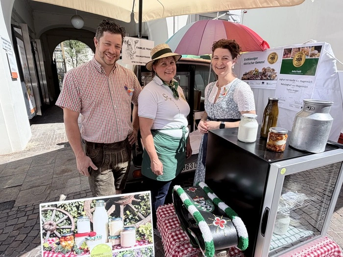 Anita Fraidl (M.) ist mit ihren Milchprodukten seit Herbst auf dem Leobener Bauernmarkt vertreten