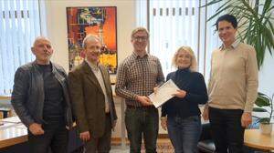 Altbürgermeister Ludwig Gottsbacher, Gemeindekassier Klaus Gottsbacher und Bürgermeister Gerhard Winter übergaben die Unterschriftenlisten mit 650 Unterzeichnern an Bezirkshauptmann Markus Kraxner und Daniela Wirth vom Anlagenreferat der BH Leoben