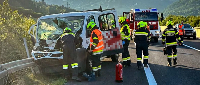 Die beiden Freiwilligen Feuerwehren von Kalwang und Mautern waren nach dem Unfall Donnerstagabend im Einsatz