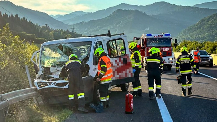 Die beiden Freiwilligen Feuerwehren von Kalwang und Mautern waren nach dem Unfall Donnerstagabend im Einsatz