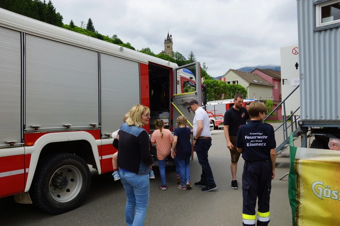 Die Kinder kamen voll auf ihre Kosten, weil nicht nur eine Hüpfburg parat stand, sondern auch Fahrten mit dem Feuerwehrauto und der Drehleiter auf dem Programm standen.