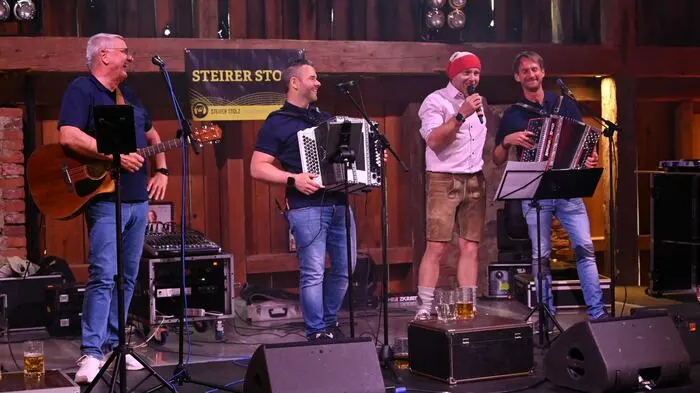 Steirische Stimmung, Tradition und wackelnde Bänke beim Frühschoppen am Sonntag standen beim dreitägigen 1. Schladnitzer Stadlfest im Stadl der Familie Kaufmann in Leoben auf dem Programm.