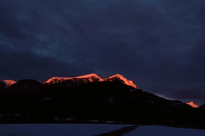 Der Reiting und im Hintergrund der Stadlstein erwachen bei herrlichem Sonnenschein in Oberdorf/Trofaiach