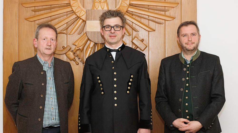 Gerhard Winter (M.), neuer Bürgermeister von Radmer, mit Vizebürgermeister Markus Köppel (r.) und Gemeindekassier Klaus Gottsbacher