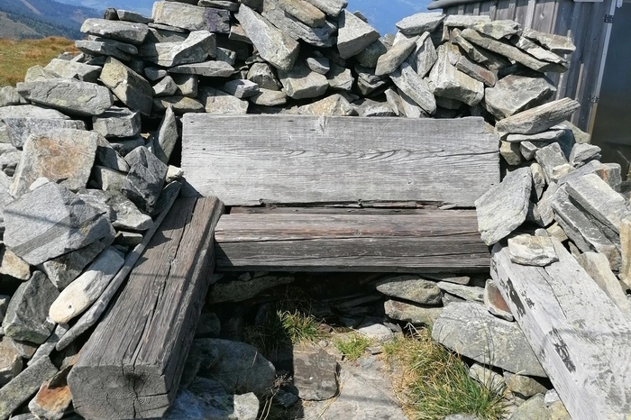 Das steinerne Bankerl am Lärchkogel ist für viele Wanderer und Bergsteiger ein feiner Platz zum Rasten