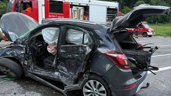 Die Fahrertür des Pkw musste von den Kalwanger Feuerwehrleuten geöffnet werden, damit der Lenker aus dem Auto herauskommen konnte
